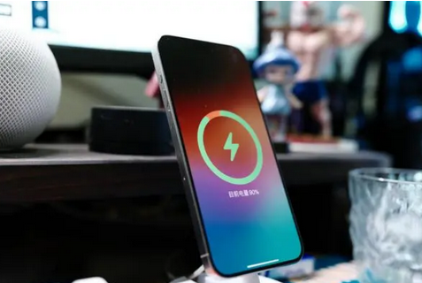 界首苹果15换屏服务分享用什么充电器给iPhone15充电更好 